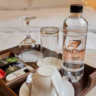 Гостиница Даккар Балаклава Улучшенный однокомнатный полулюкс с двуспальной кроватью и диваном-1